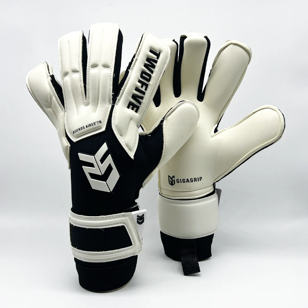 Pair of black and white goalkeeper gloves with wrist straps labeled Guantes de Arquero Buenos Aires '78 Gigagrip