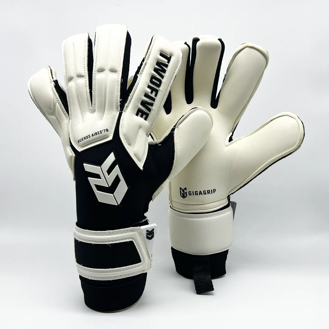 Pair of black and white goalkeeper gloves with wrist straps labeled Guantes de Arquero Buenos Aires '78 Gigagrip