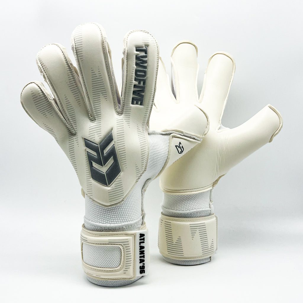 Guantes de Arquero Atlanta'96 White Contacgrip goalkeeper gloves in white with black logo and wrist straps.