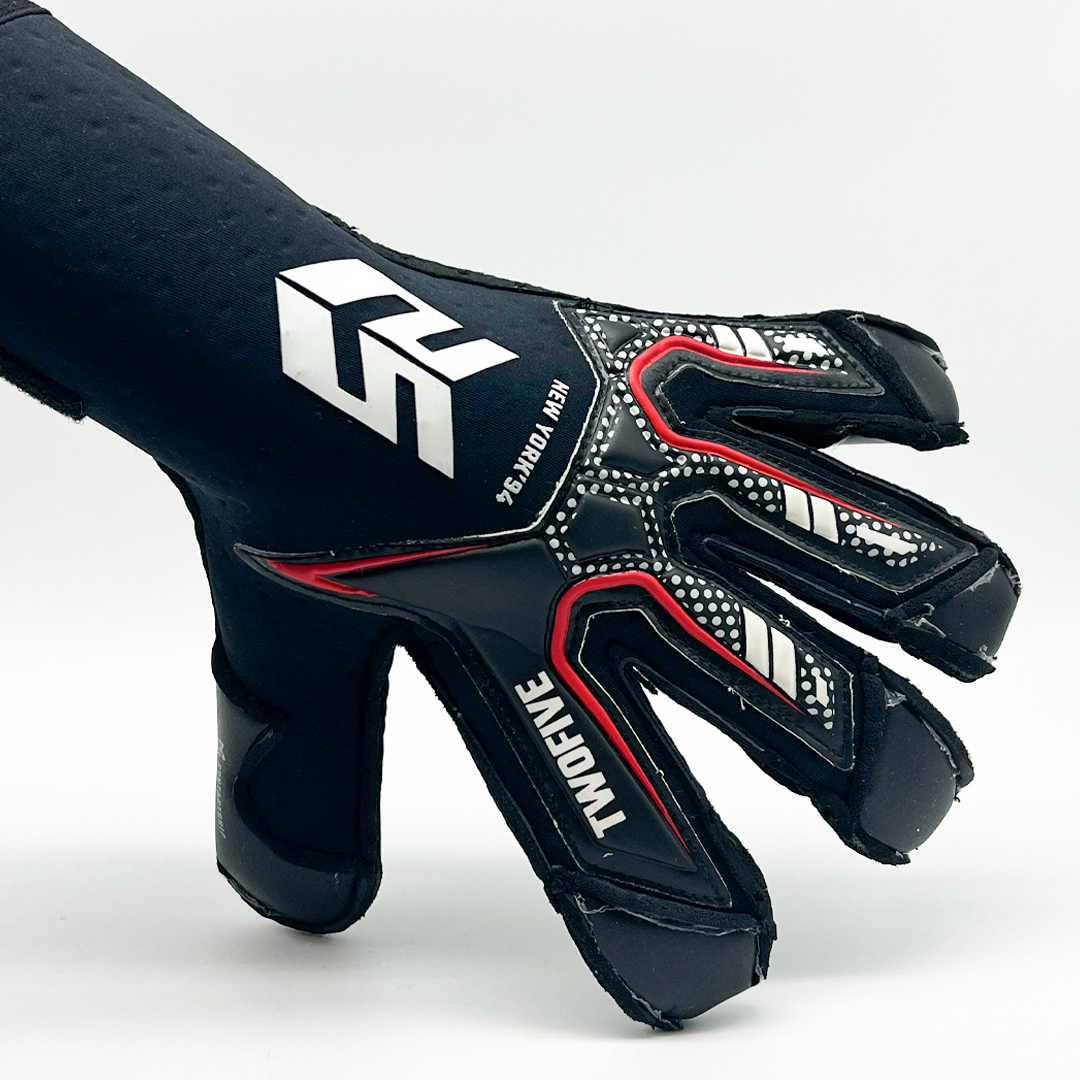 Guantes de Arquero New York '94 Contacgrip goalkeeper glove in black with red and white details and protective padding