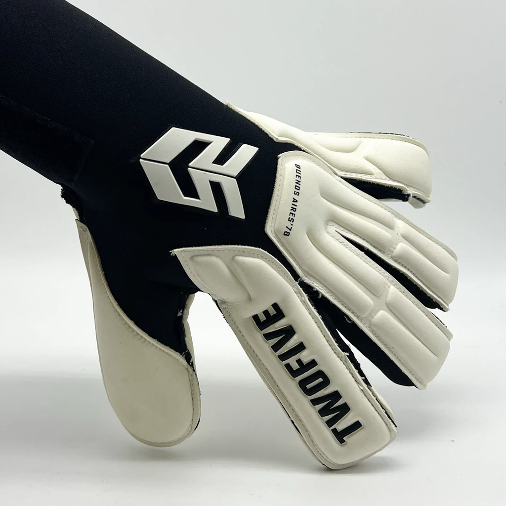 Close-up of Guantes de Arquero Buenos Aires '78 Gigagrip goalkeeper glove in black and white colors.
