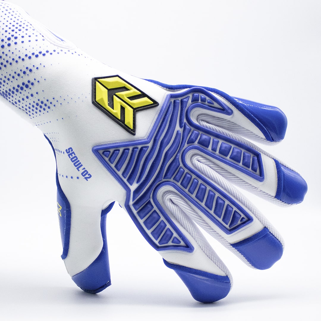 Guantes de Arquero Seoul '02 Blue Contacgrip goalkeeper glove in blue and white with textured grip patterns.