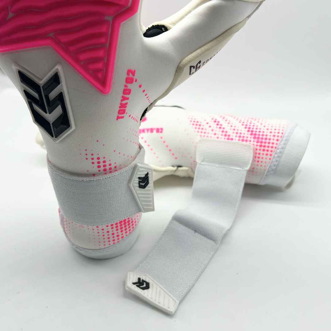 Guantes de Arquero Seoul '02 Pink Contacgrip goalkeeper gloves with pink accents and wrist straps on white background