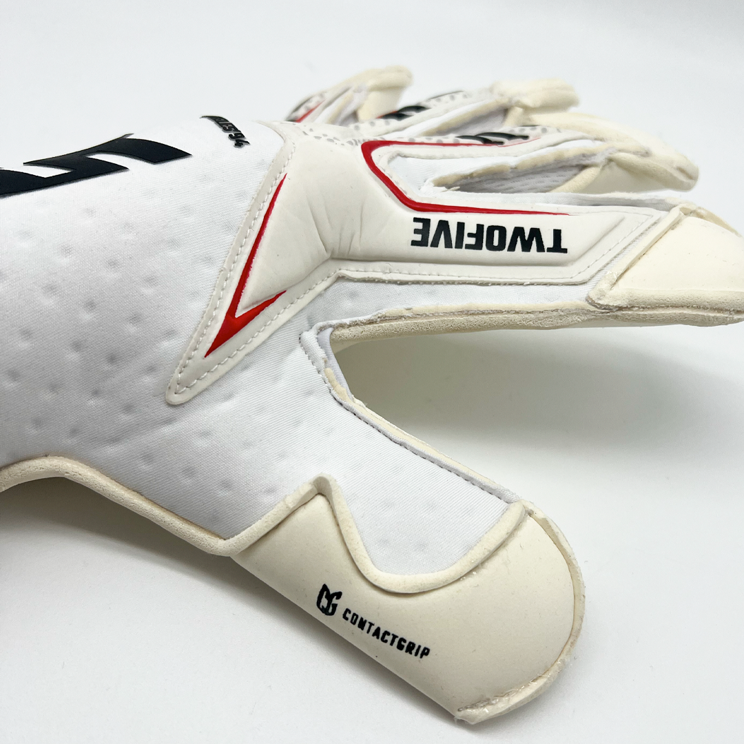 White goalkeeper glove with red and black accents, labeled Guantes de Arquero Los Angeles '94 Contacgrip.