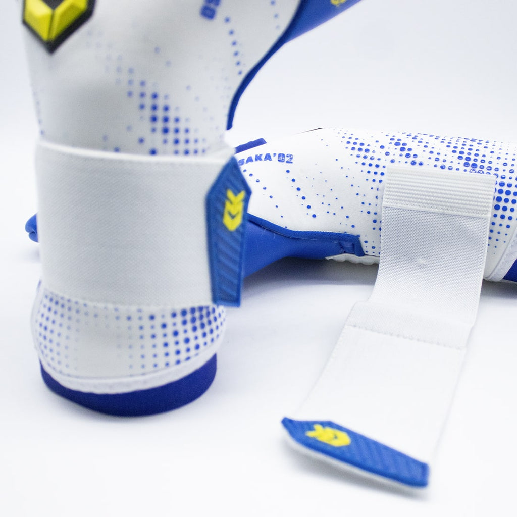 Guantes de Arquero Seoul '02 Blue Contacgrip goalkeeper gloves with blue and white color and wrist straps.