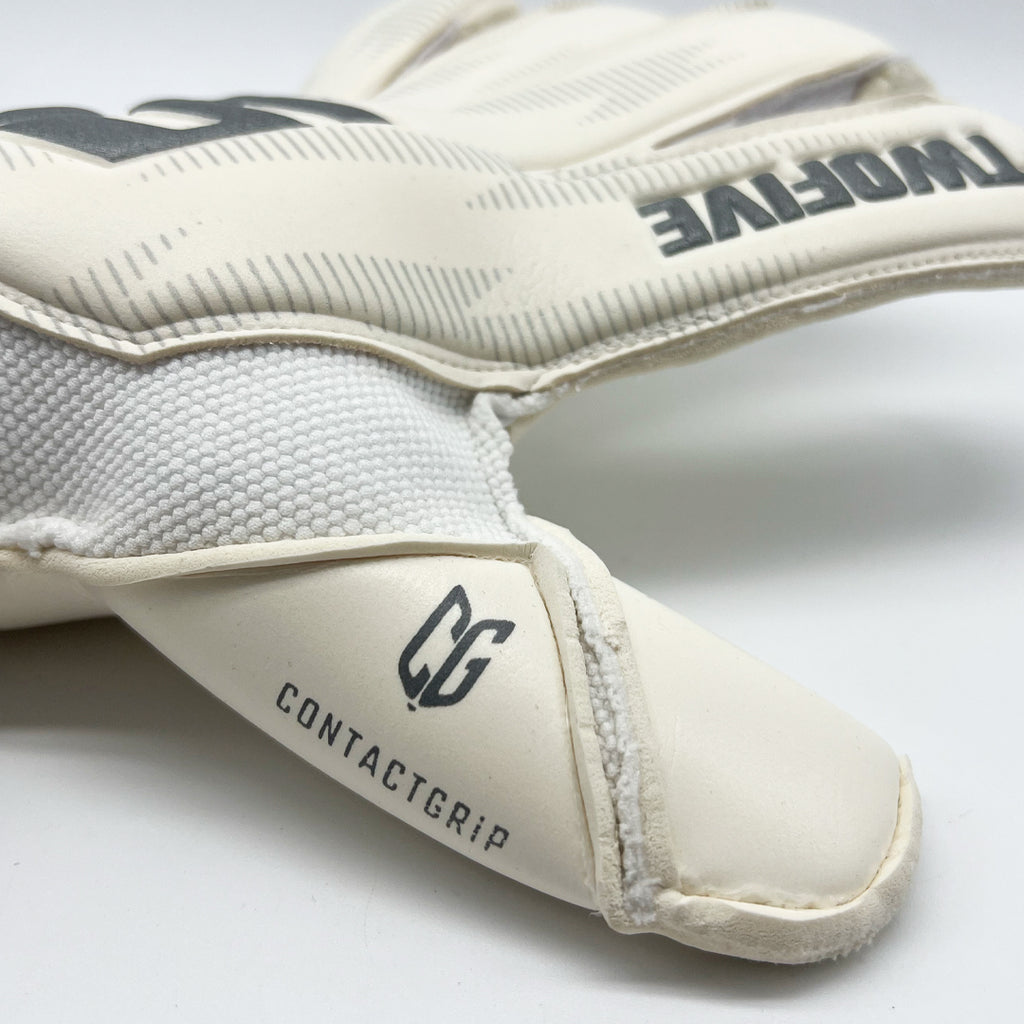 Close-up of Guantes de Arquero Atlanta'96 White Contacgrip goalkeeper glove showing textured grip and design details.