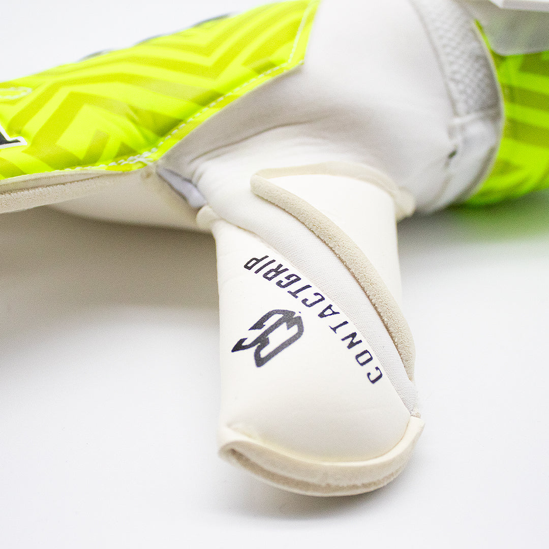 Close-up of thumb area on Guantes de Arquero Atlanta'96 Green Contacgrip goalkeeper glove showing grip texture and design.