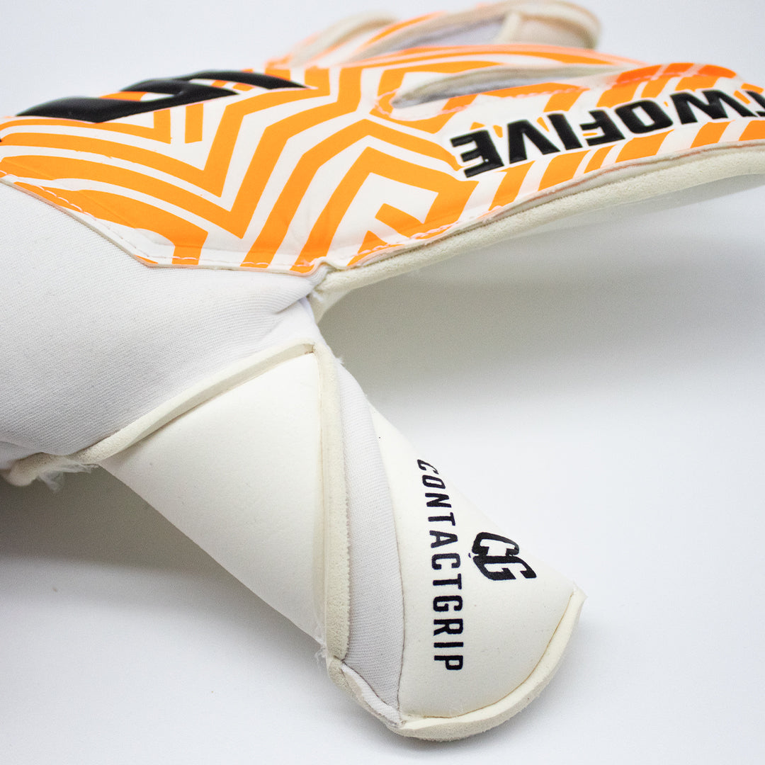 Close-up of Guantes de Arquero Atlanta'96 Orange Contacgrip goalkeeper glove showing orange pattern and Contacgrip detail.