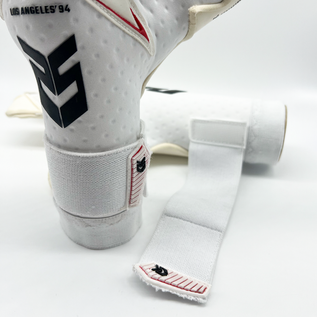 Guantes de Arquero Los Angeles '94 Contacgrip white goalkeeper gloves with wrist straps and textured grip surface.