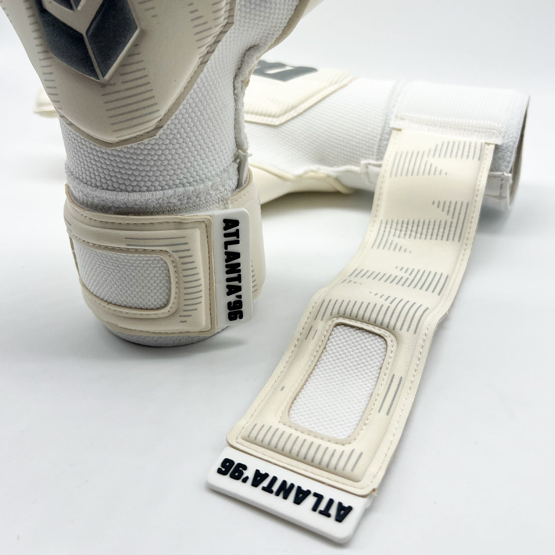 Guantes de Arquero Atlanta'96 White Contacgrip goalkeeper gloves with adjustable wrist straps in white color.