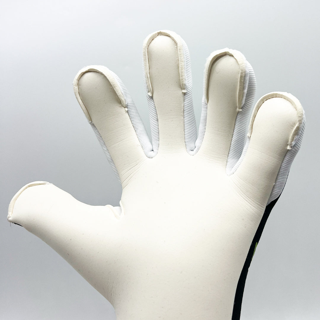Guantes de Arquero Barcelona '82 Contacgrip goalkeeper glove in white with textured grip on palm and fingers