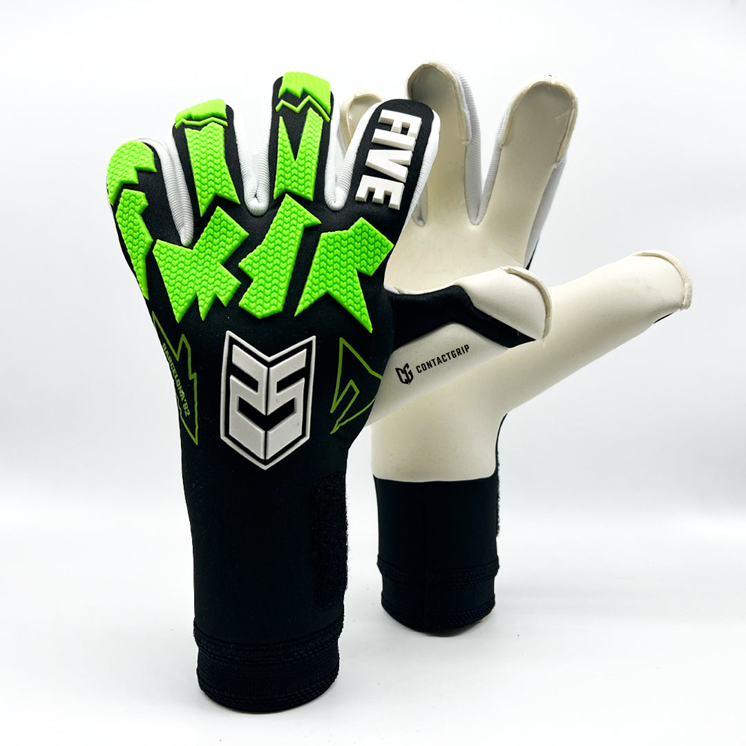 Guantes de Arquero Barcelona '82 Contacgrip goalkeeper gloves in black, white, and neon green with grip texture.