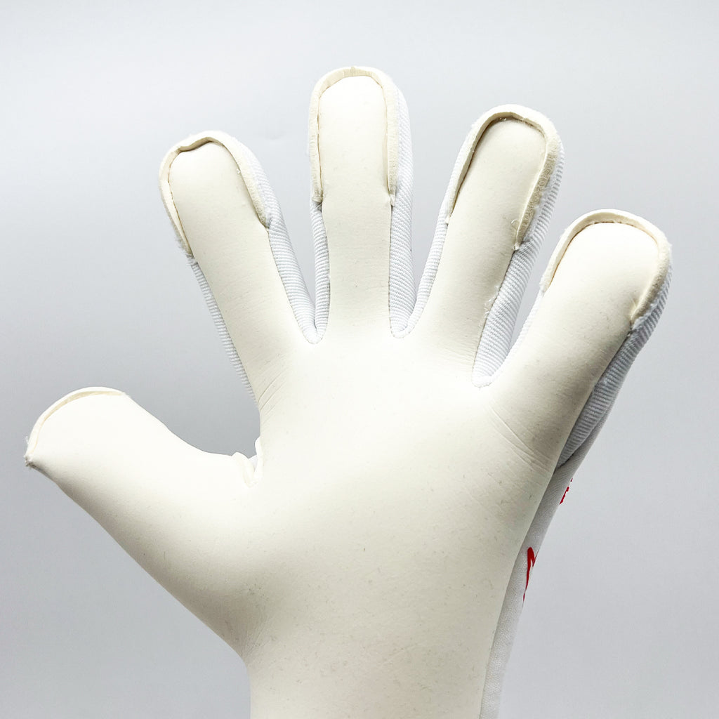 Guantes de Arquero Madrid '82 Contacgrip goalkeeper glove in white with textured grip and flexible fingers.