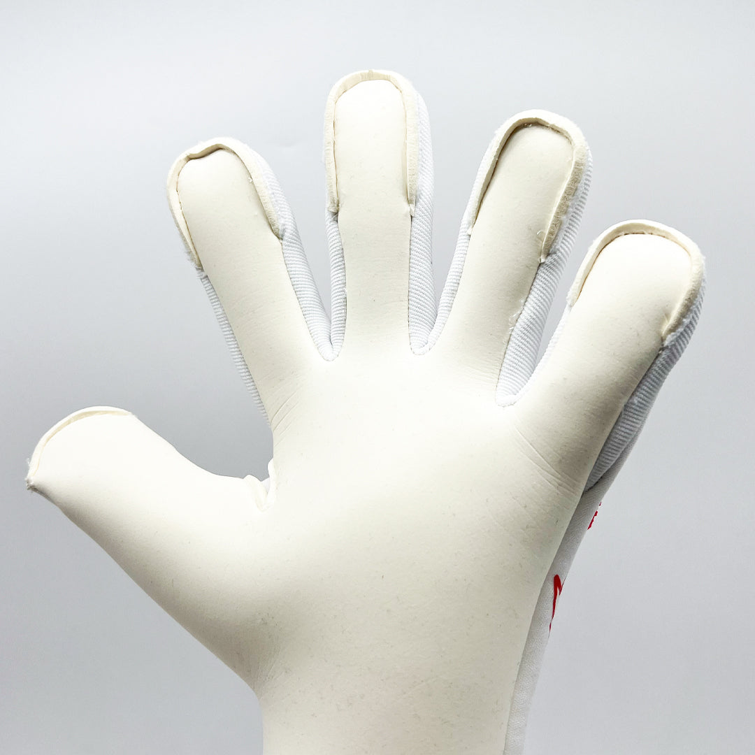Guantes de Arquero Madrid '82 Contacgrip goalkeeper glove in white with textured grip and flexible fingers.
